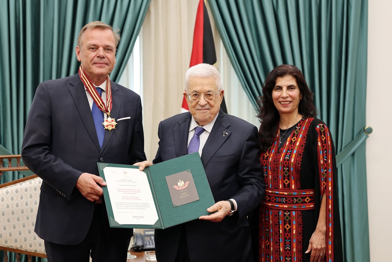 الرئيس يستقبل رئيس مكتب تمثيل هولندا ويقلده وسام نجمة القدس لمناسبة انتهاء مهام عمله لدى دولة فلسطين